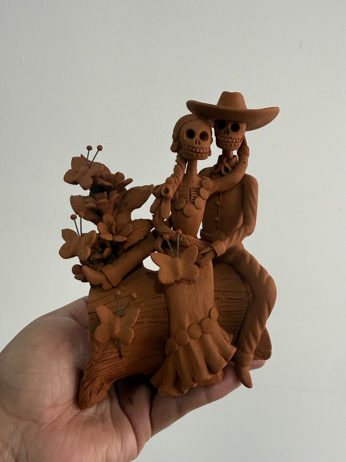 Pareja de catrines sentados con flores colección noche de ánimas amor eterno