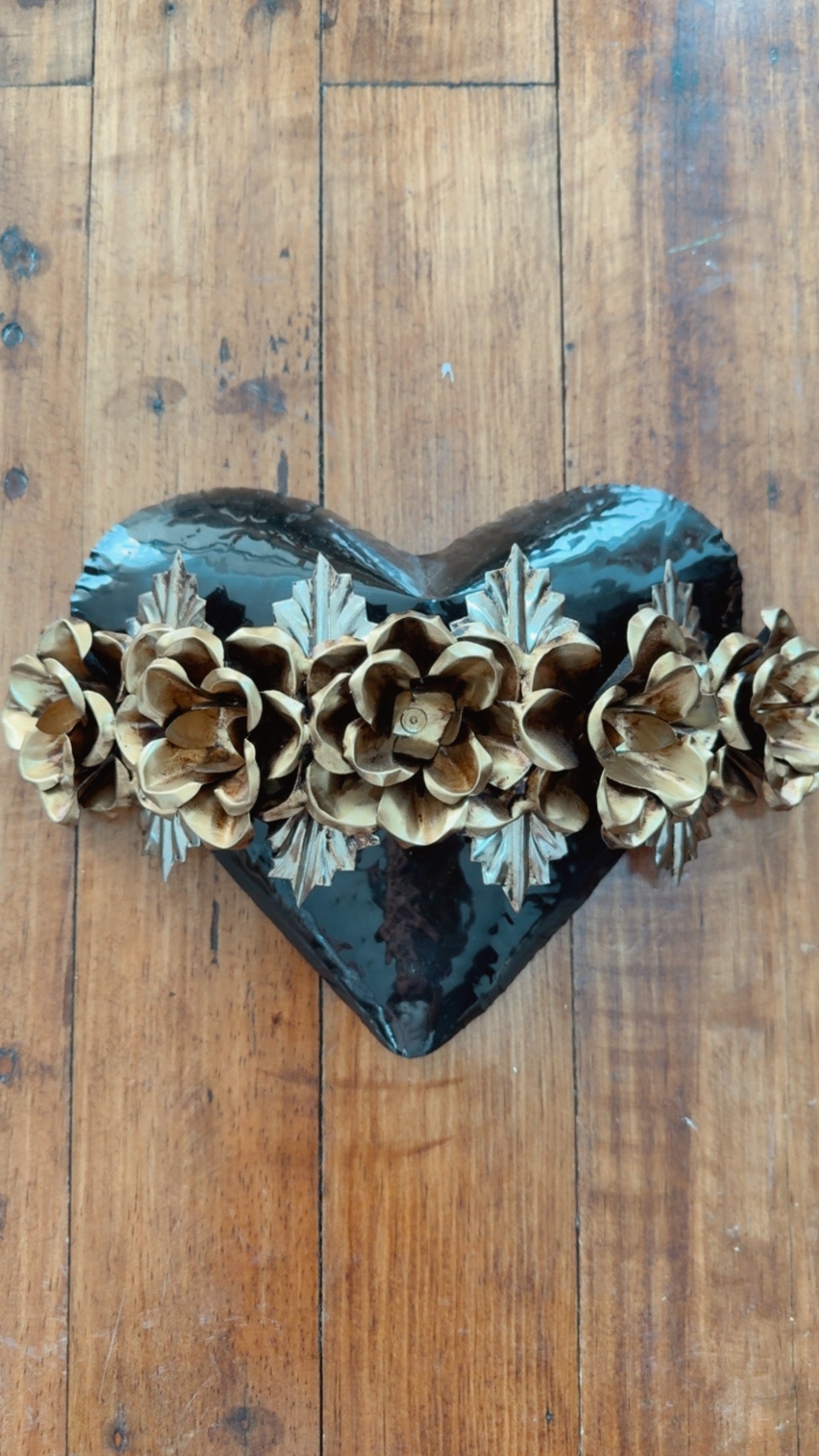 Corazón de latón negro con rosas
