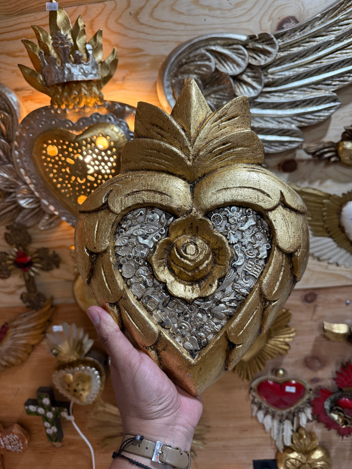 Corazón dorado de madera con rosa y milagritos