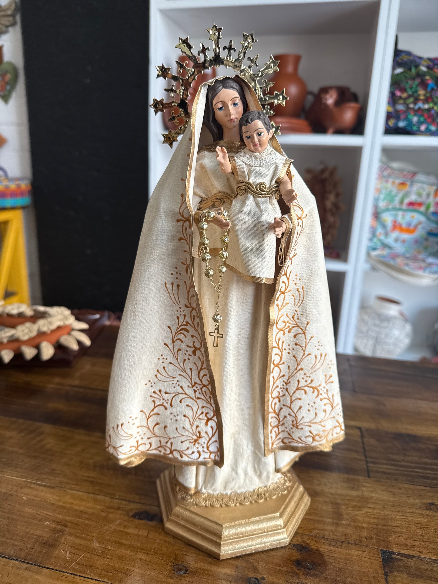 Virgen del Rosario manto blanco arte religioso