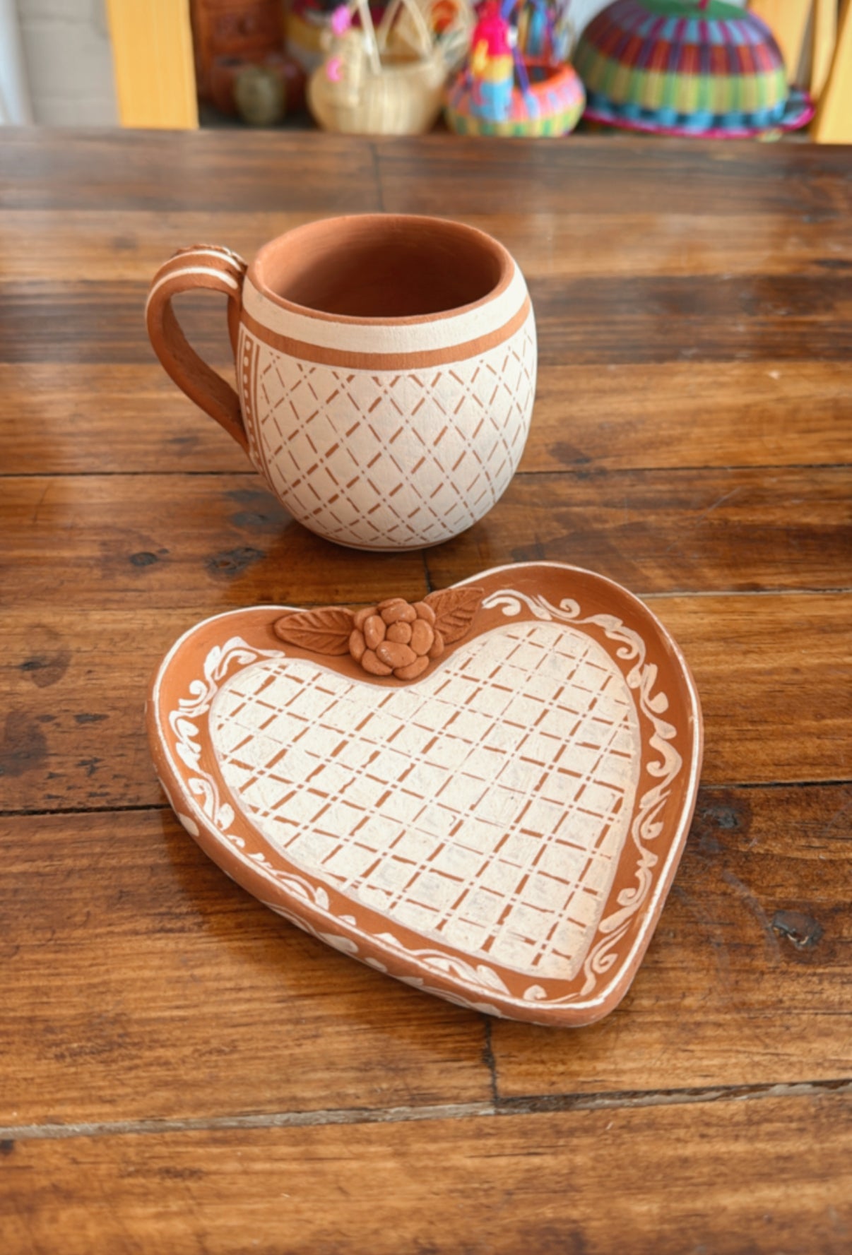 Juego de taza y plato de corazon de Patambán
