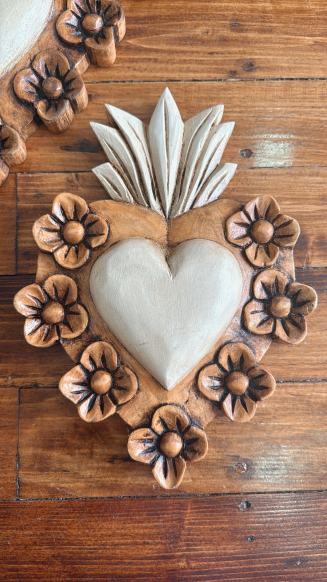 Corazón blanco con flores de madera