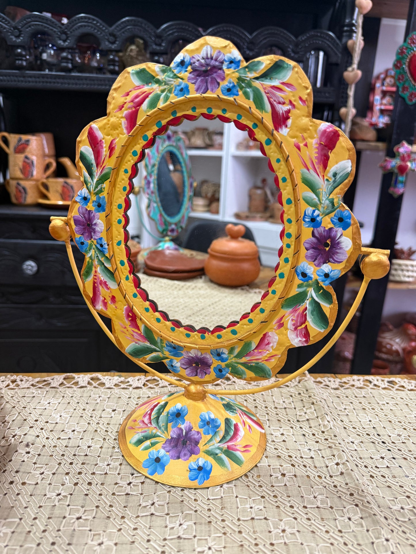 Espejo de latón pintado en amarillo