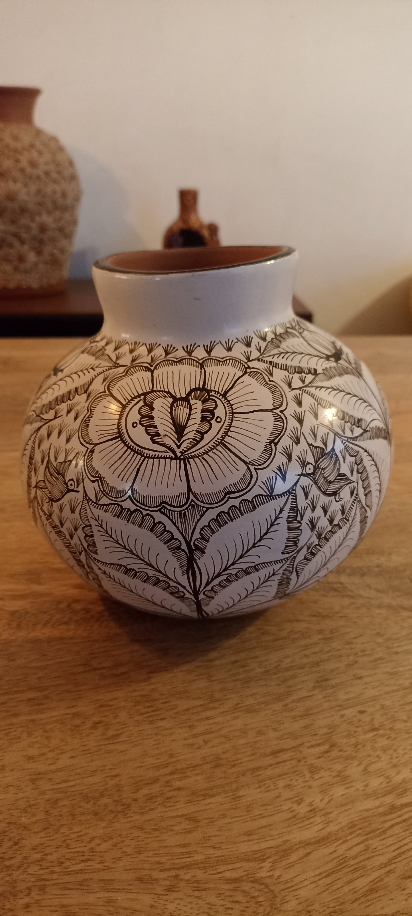 Jarrón de barro bruñido blanco 20 cms