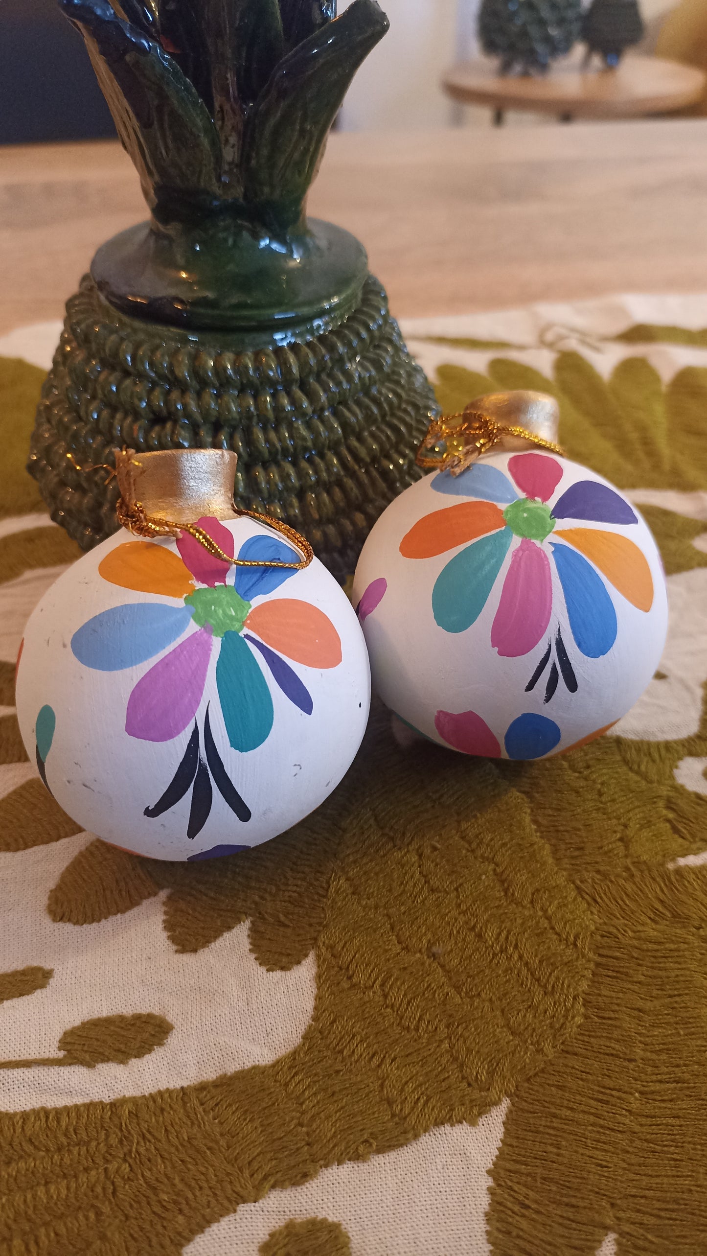 Par de esferas de navidad multicolor de barro Guerrero