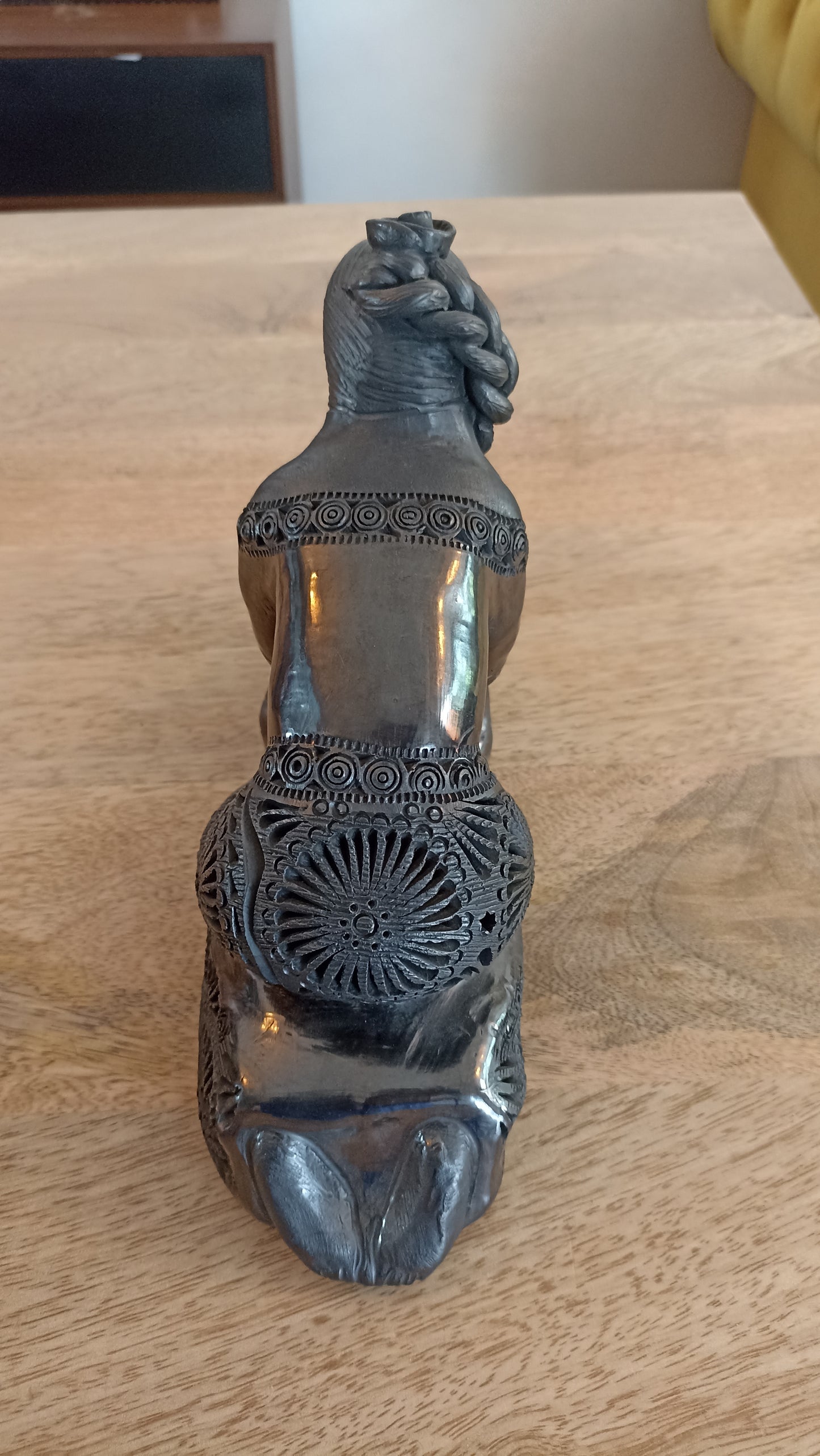 Figura de metate de barro negro 1