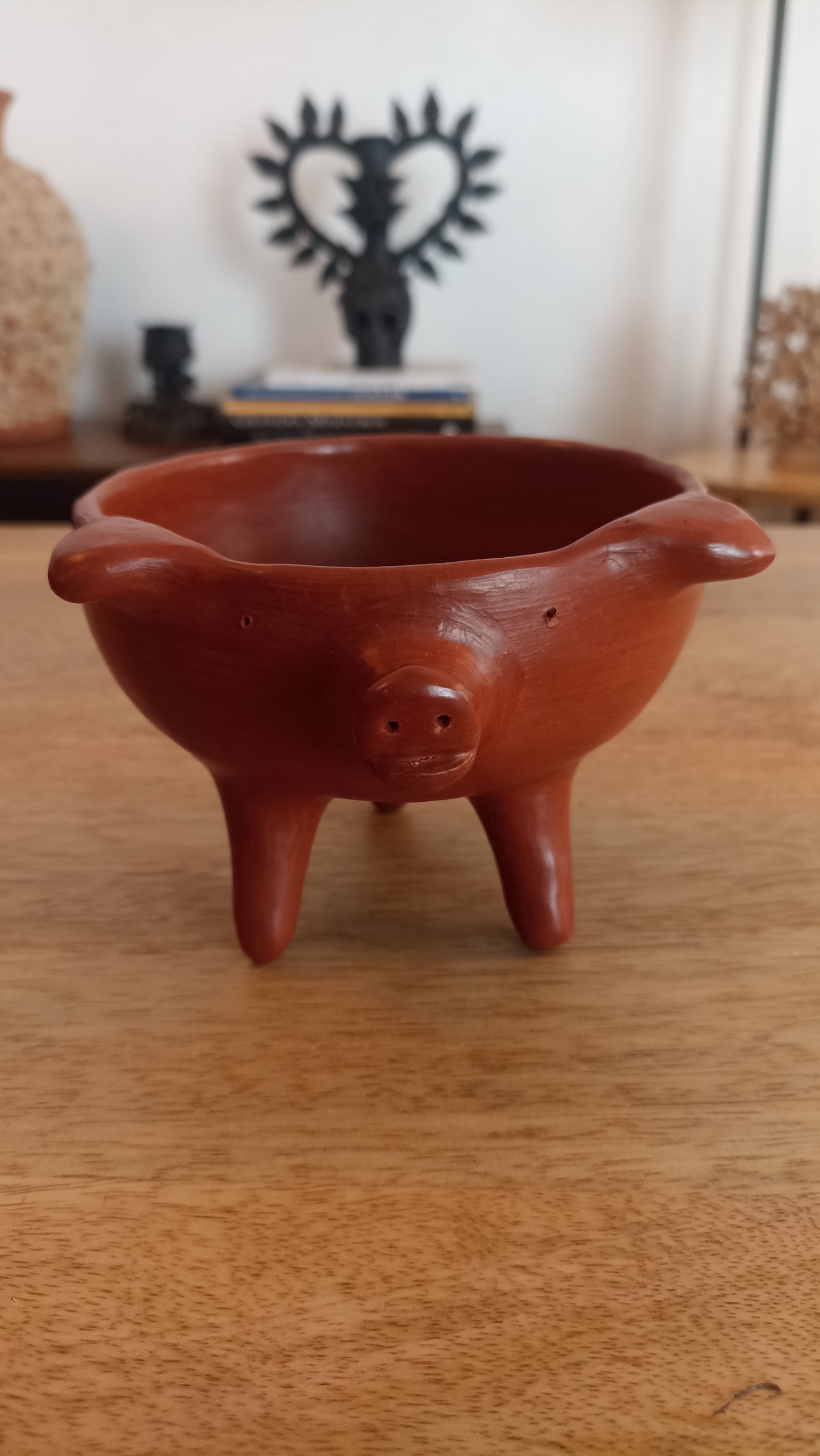 Cerdito grande de barro rojo