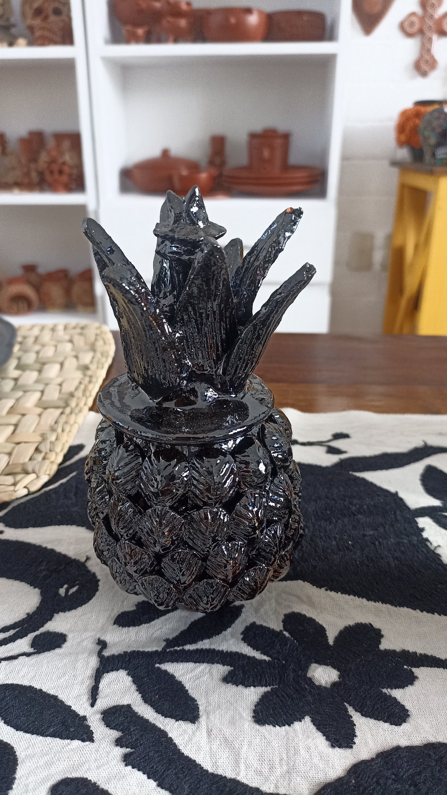 Piña vidriada negra 16 cms