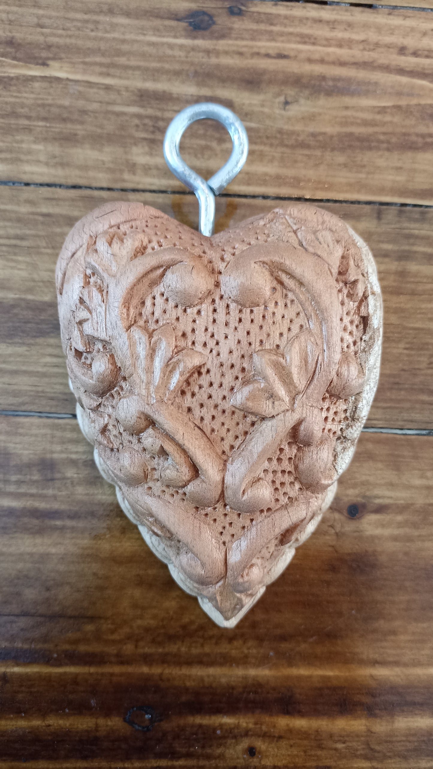 Corazón de madera tallado