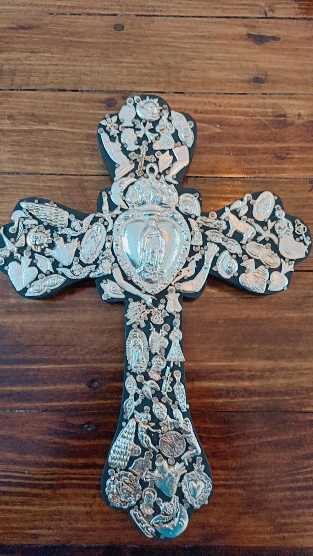 Cruz de madera de milagritos negra Guadalupe