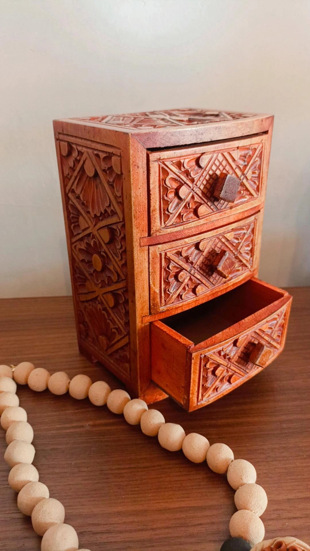 Cajonera de madera tallada modelo 1