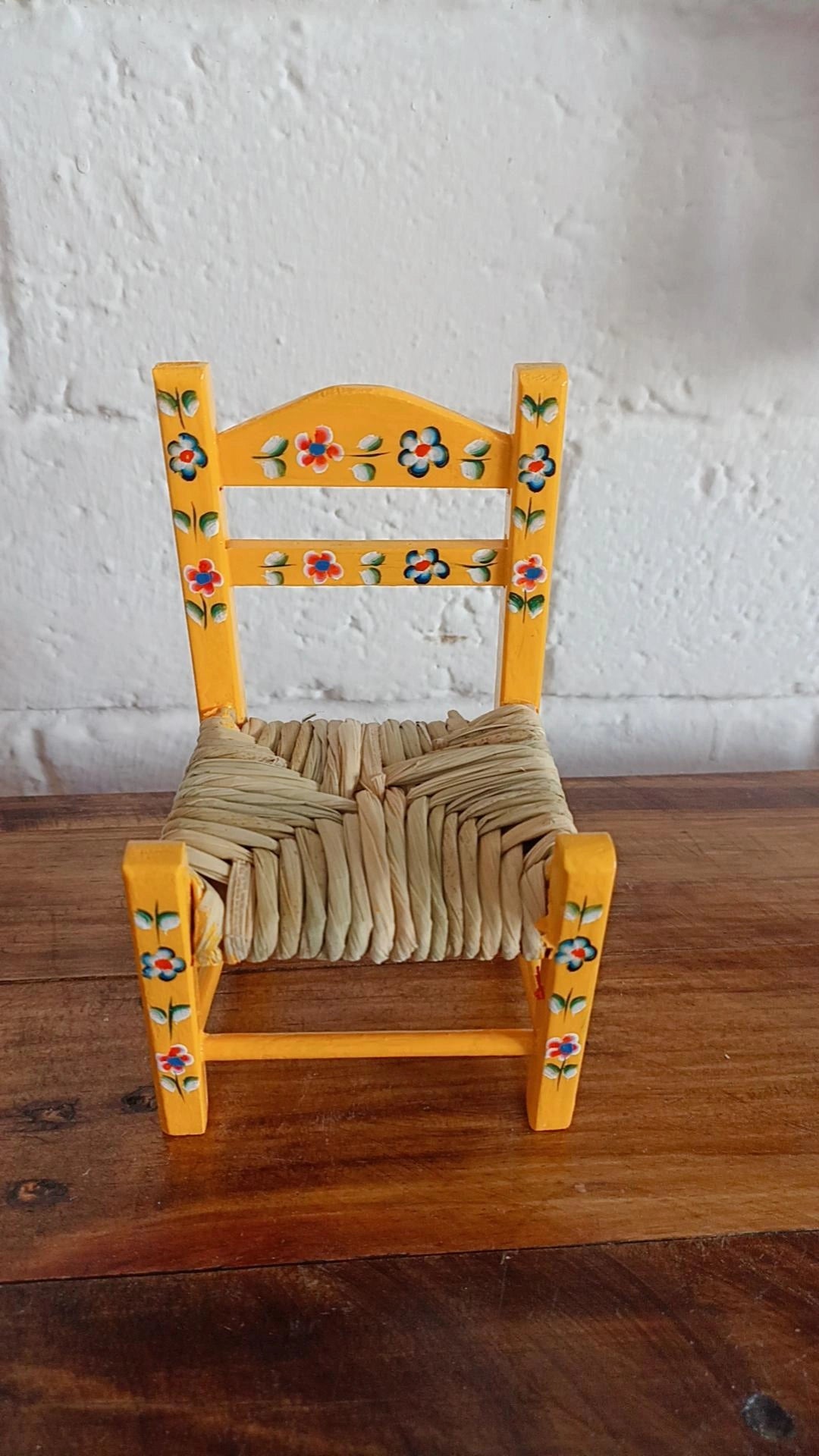 Silla de madera amarilla 15 Cms de alto
