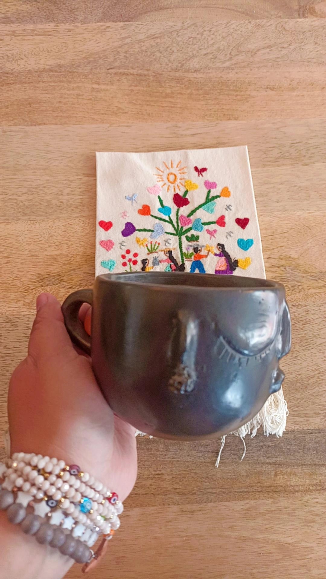 Taza rostro doña Francisca de barro negro