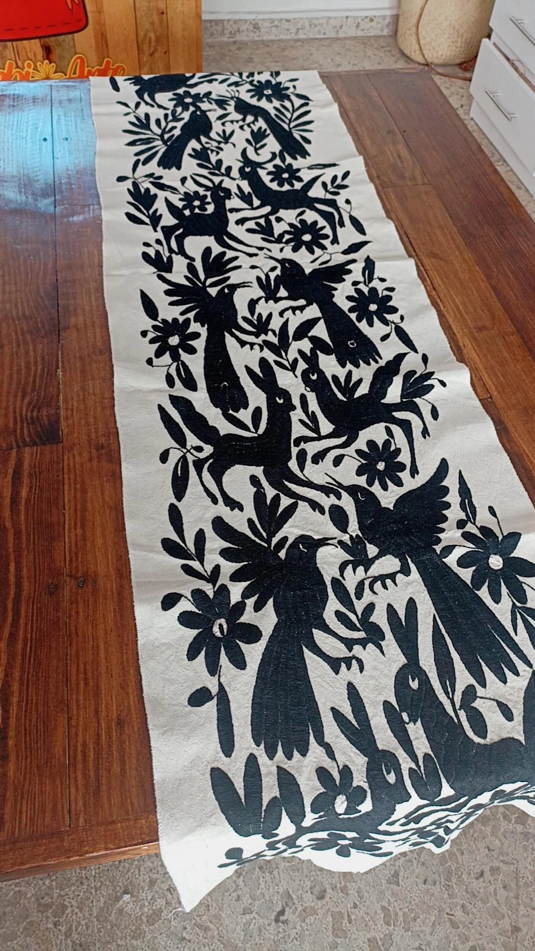 Camino de mesa otomí negro