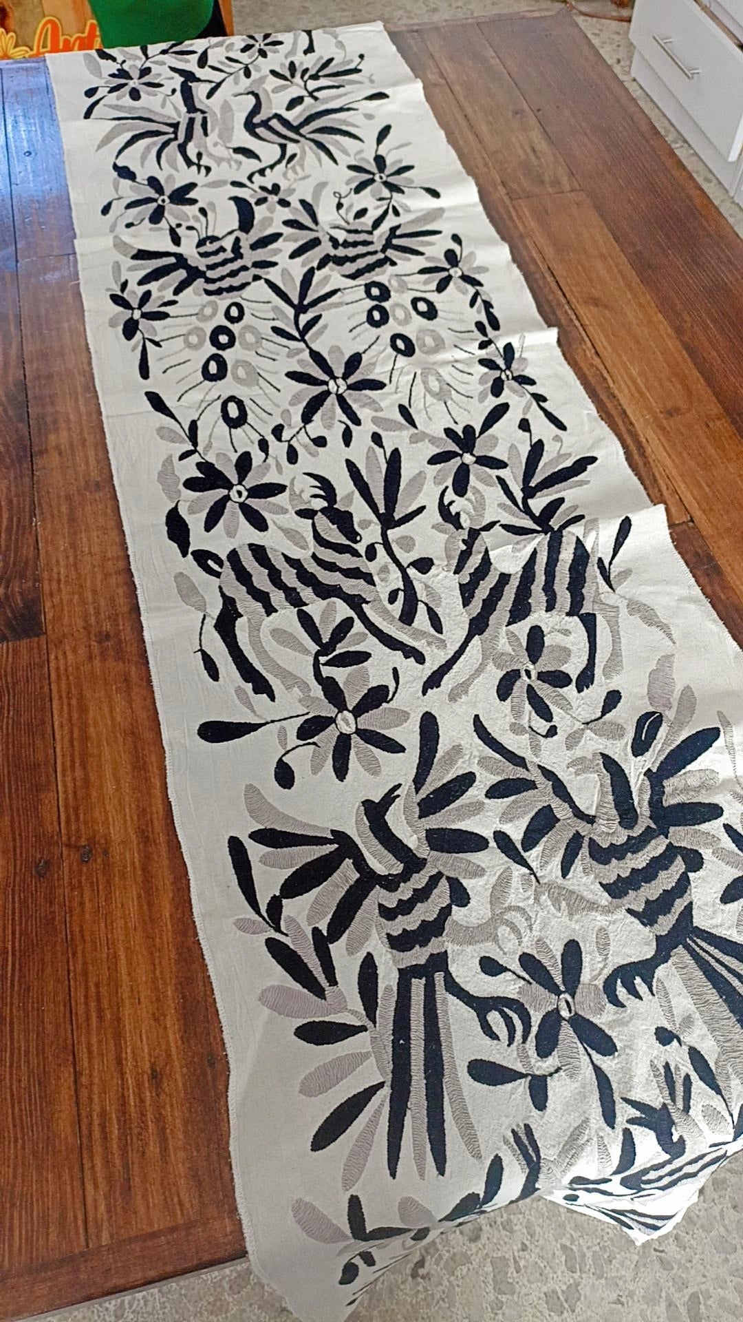 Camino de mesa otomí negro-plata