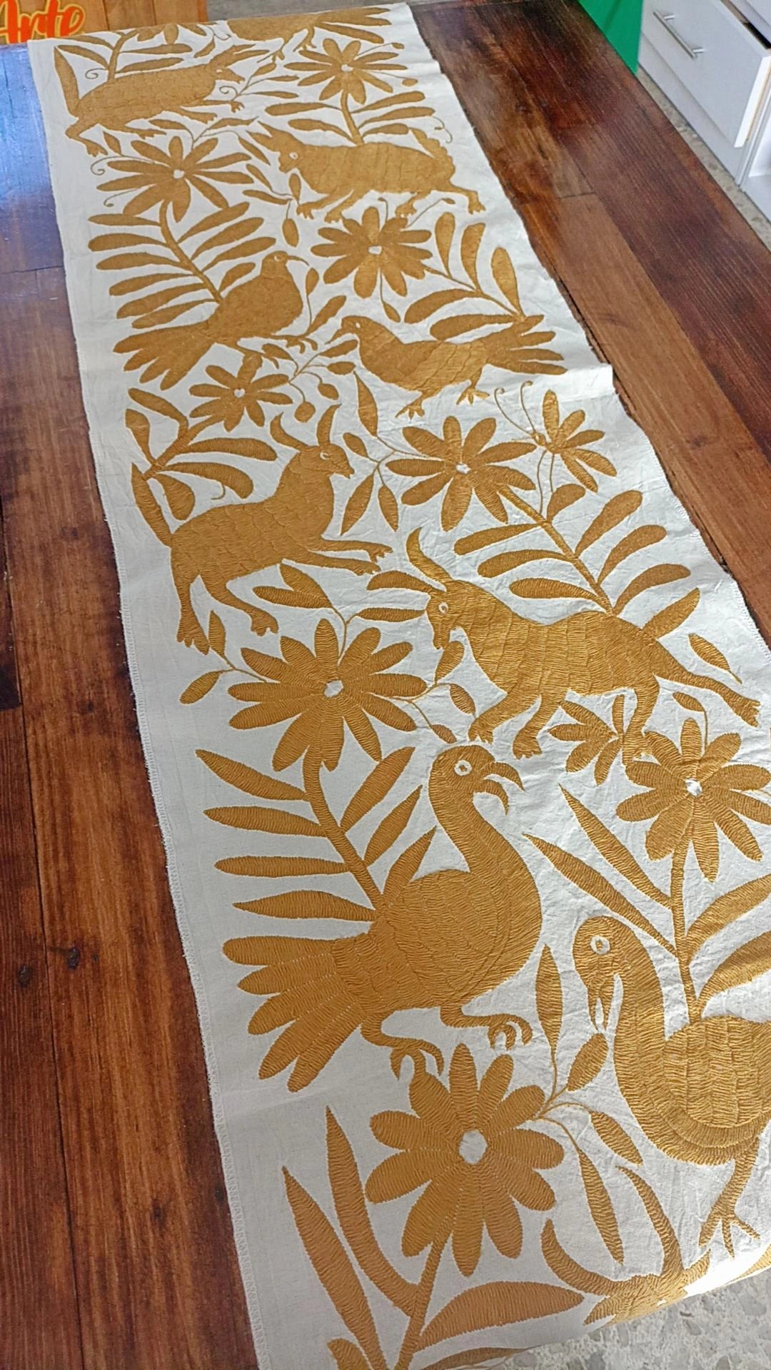 Camino de mesa otomí café-oro