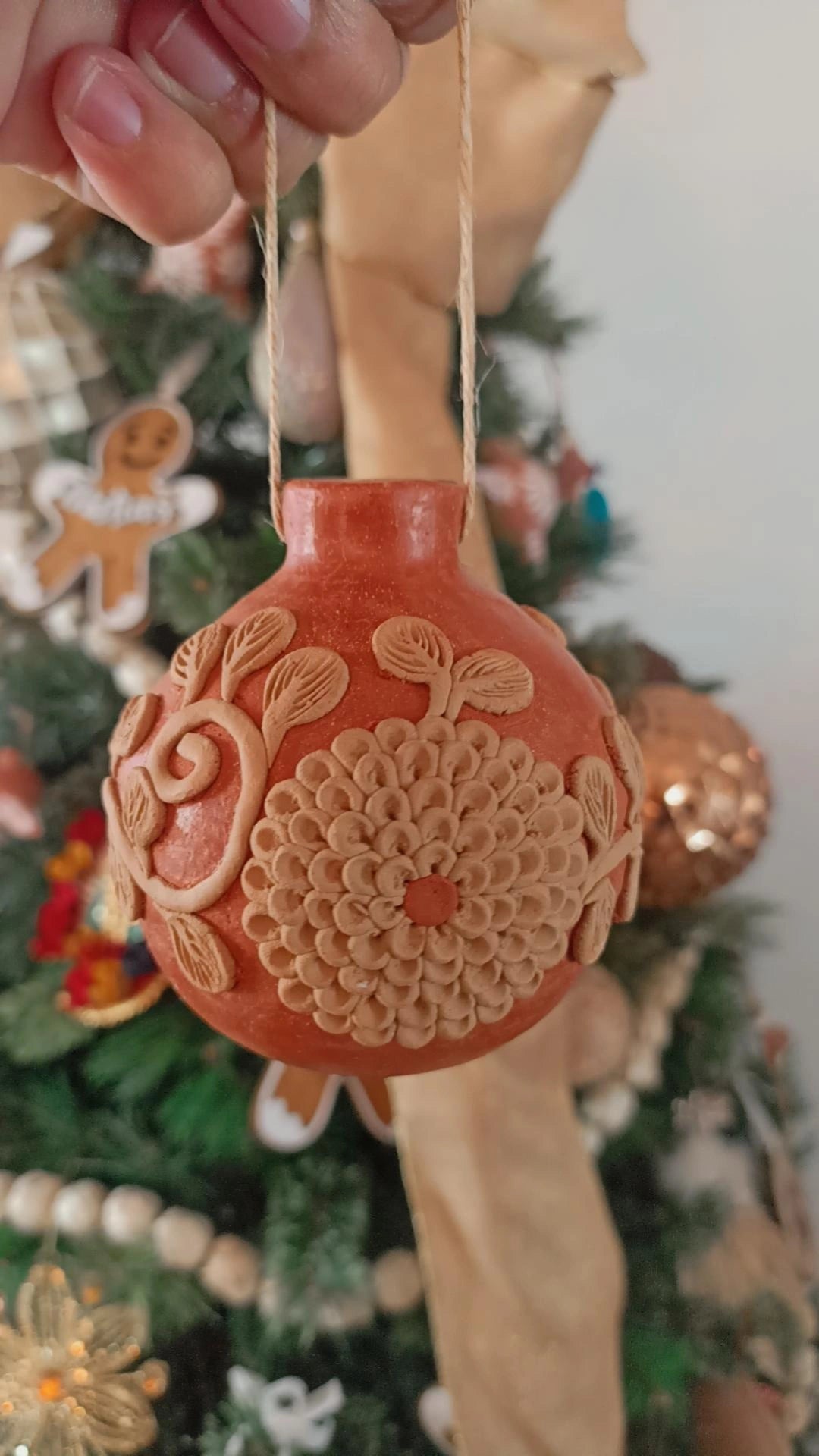 Esfera bordado en barro rojo Atzompa florecitas