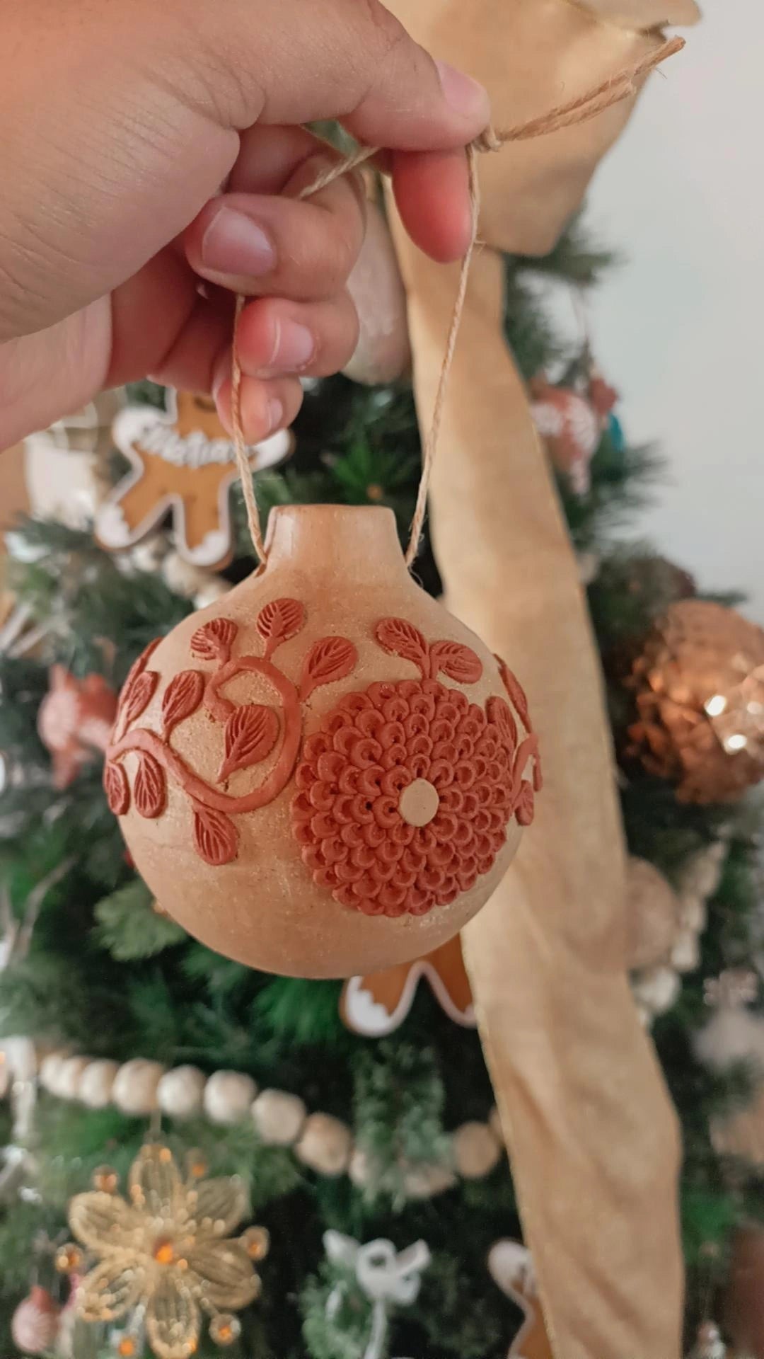 Esfera bordado en barro natural Atzompa florecitas