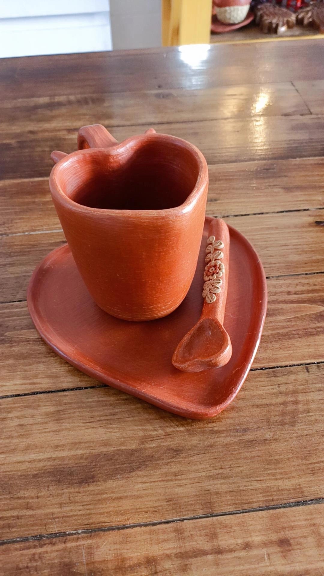 Taza, plato y cuchara de barro rojo Atzompa bordado