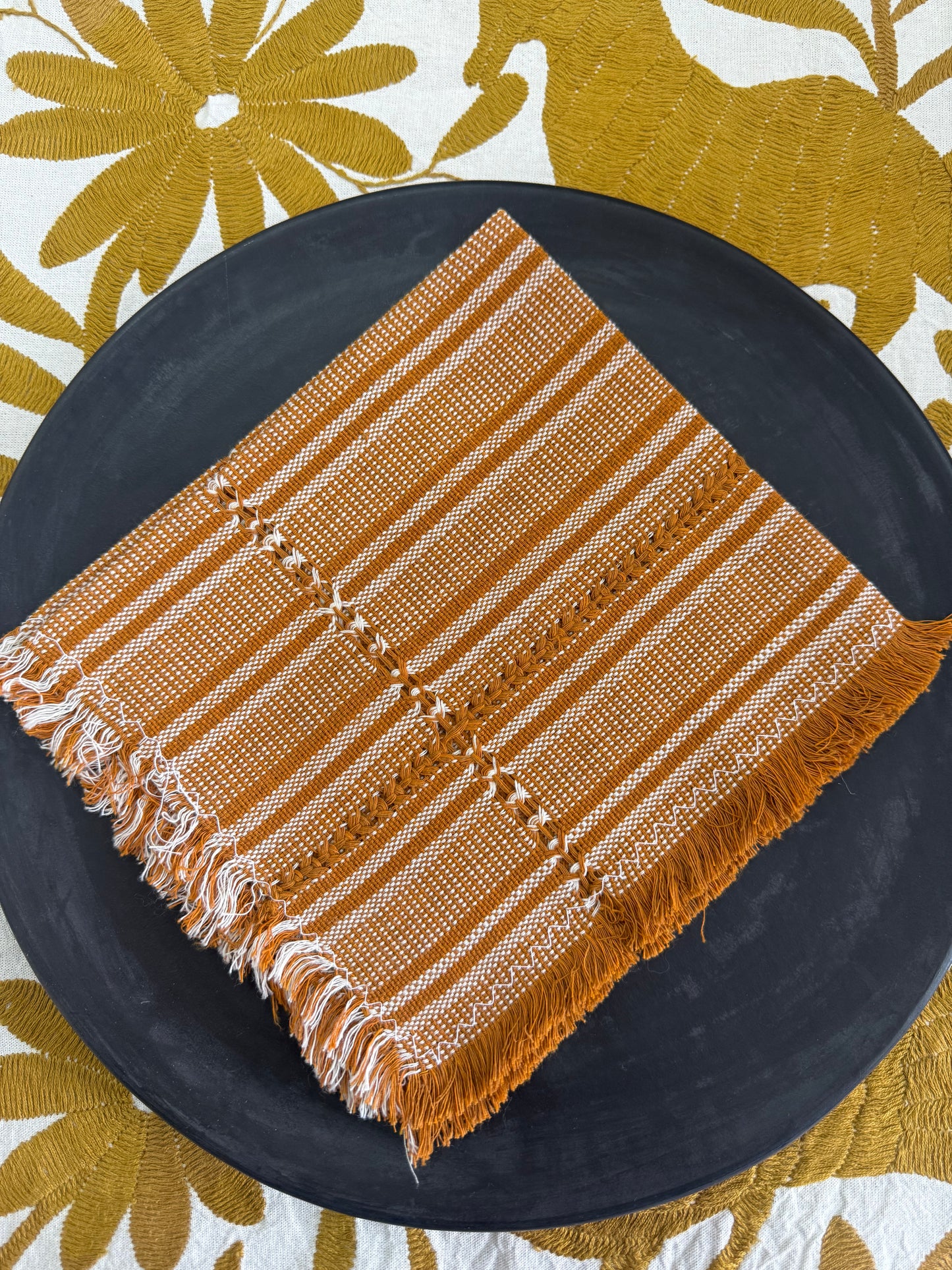 Par de Servilleta deshilada mostaza con blanco mesa con blanco de telar de pedal