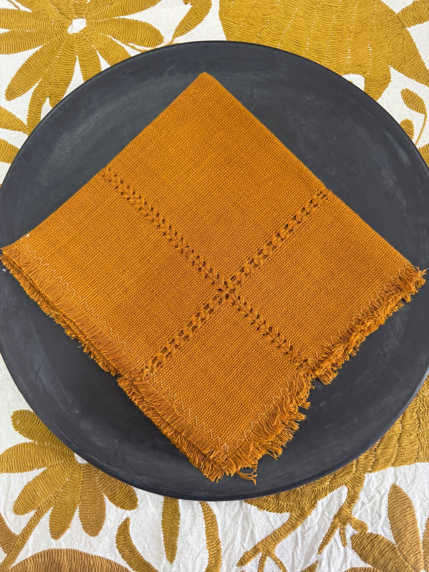 Par de Servilleta deshilada mostaza mesa con blanco de telar de pedal