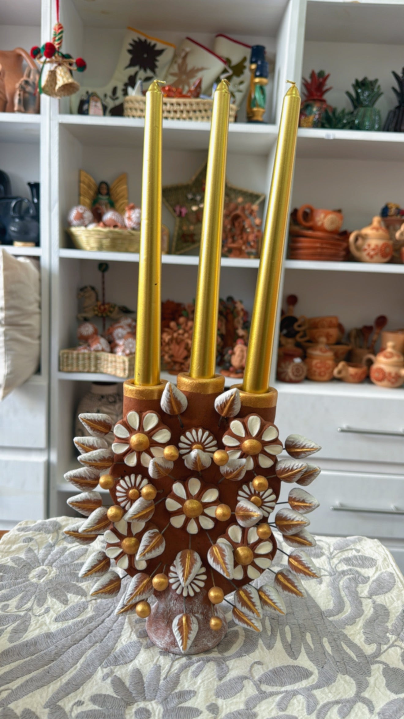 Árbol en tonos blanco con dorado Metepec navidad