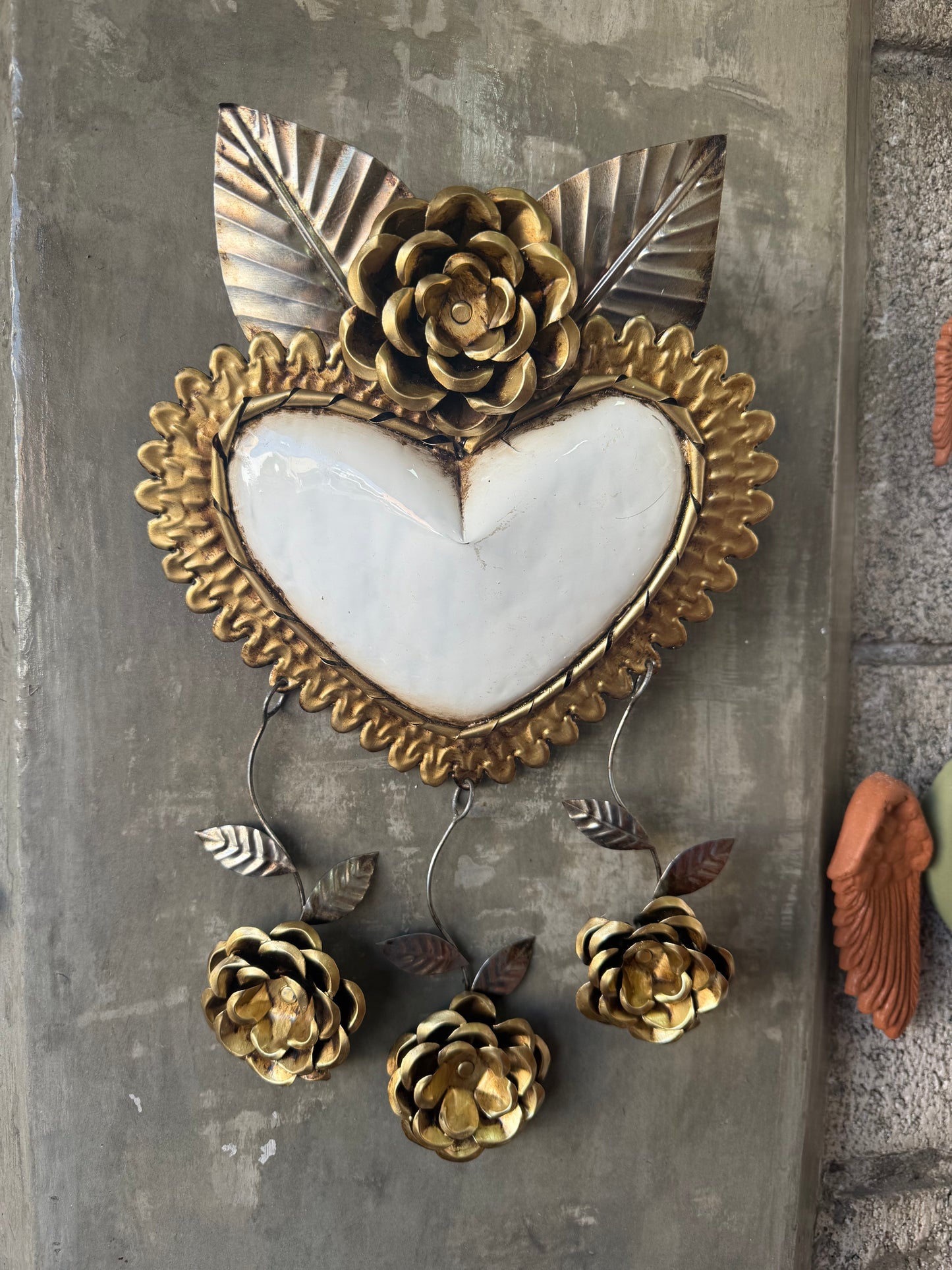 Corazón de latón decorativo pared flores blanco