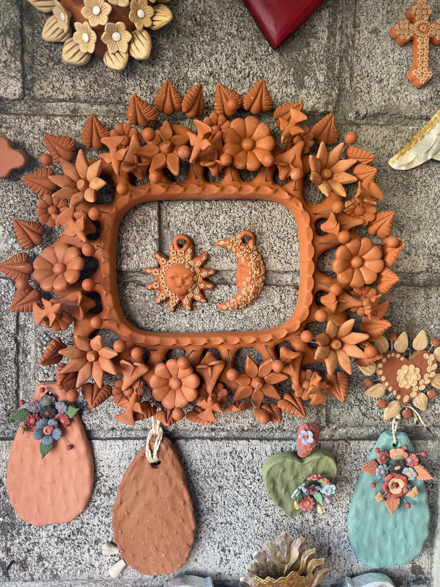 Marco de barro con palomas y flores Metepec