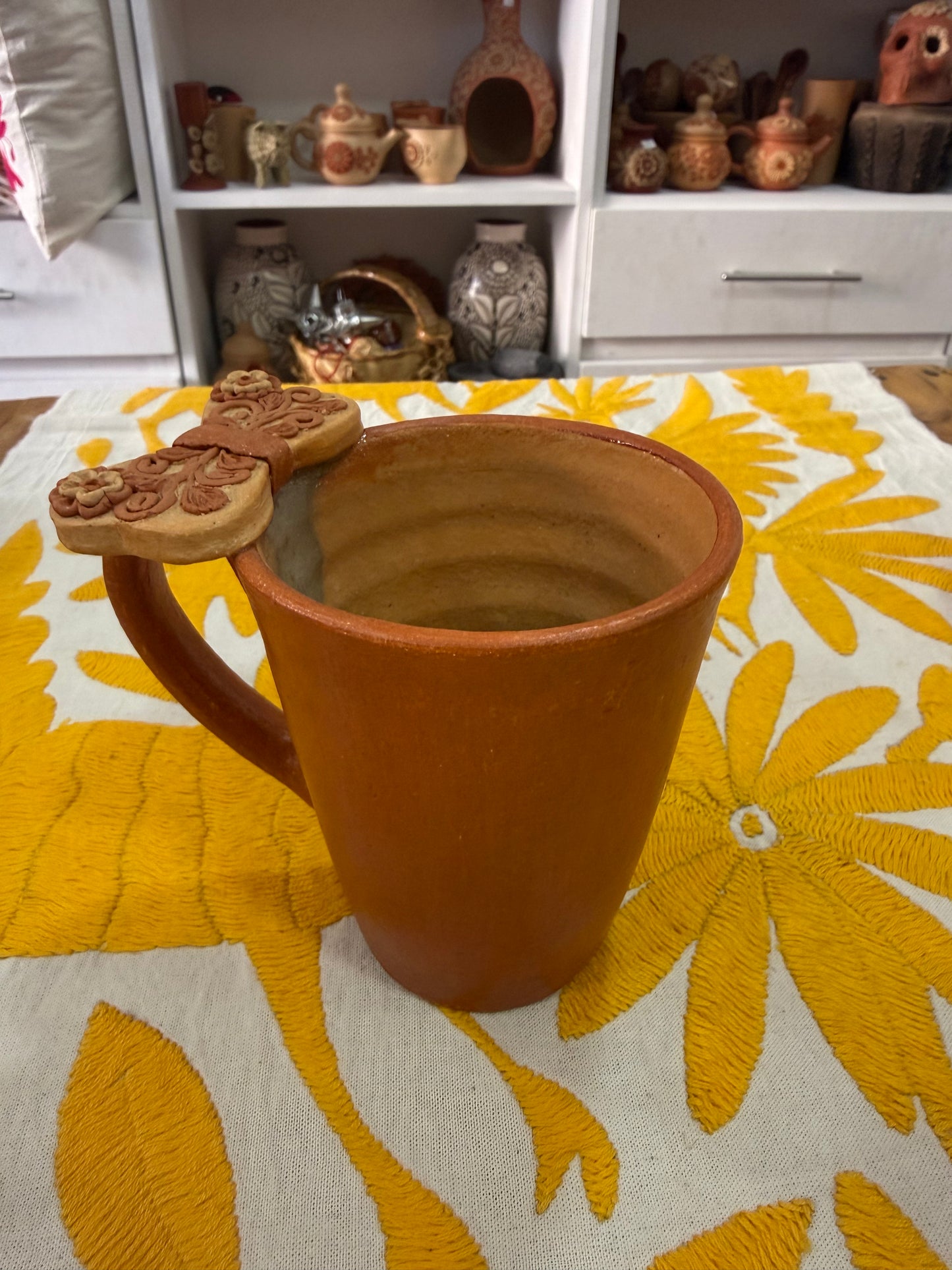 Taza con agarradera de moño roja de atzompa