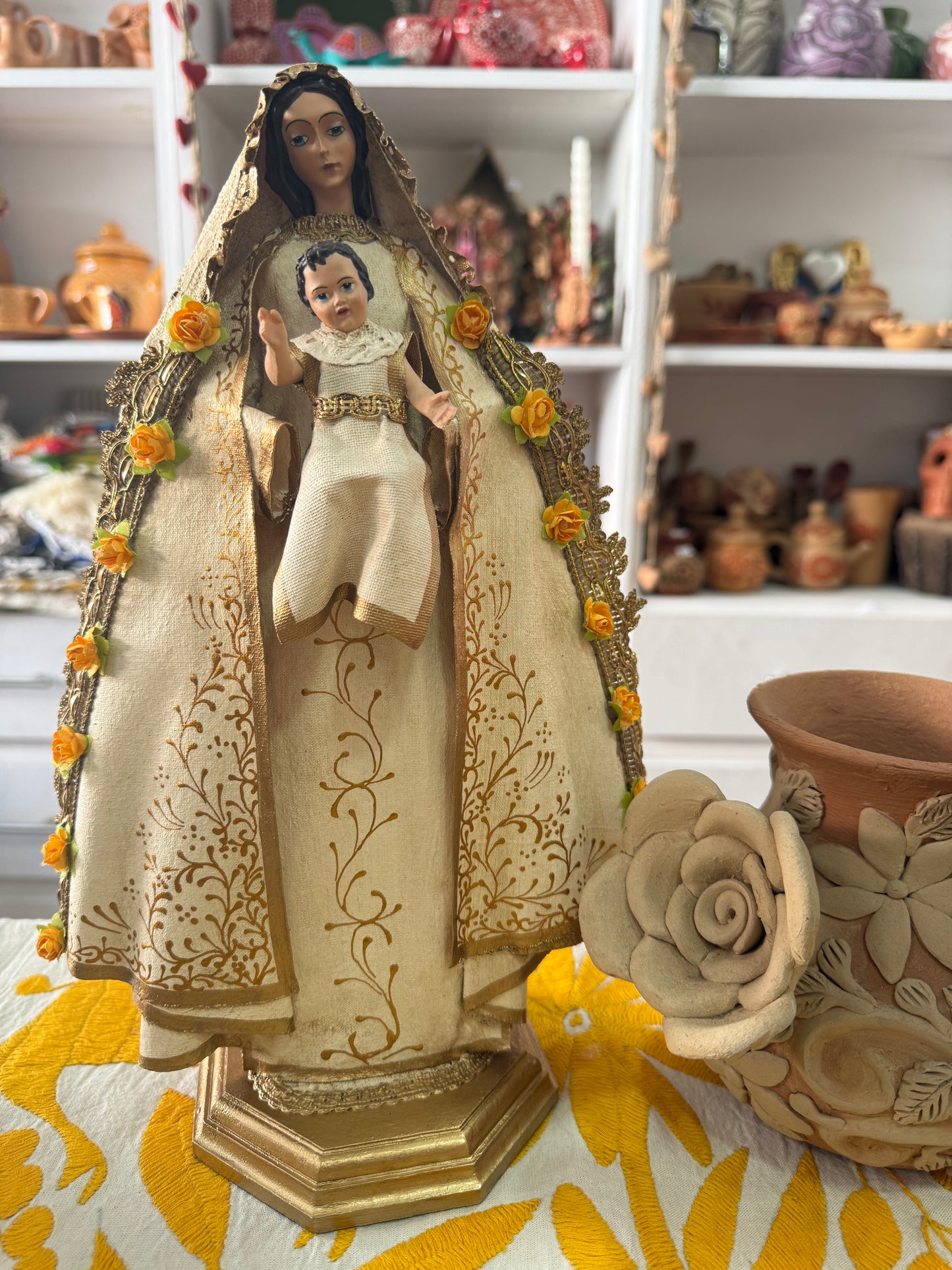 Vírgen del Rocío arte religioso flor amarilla