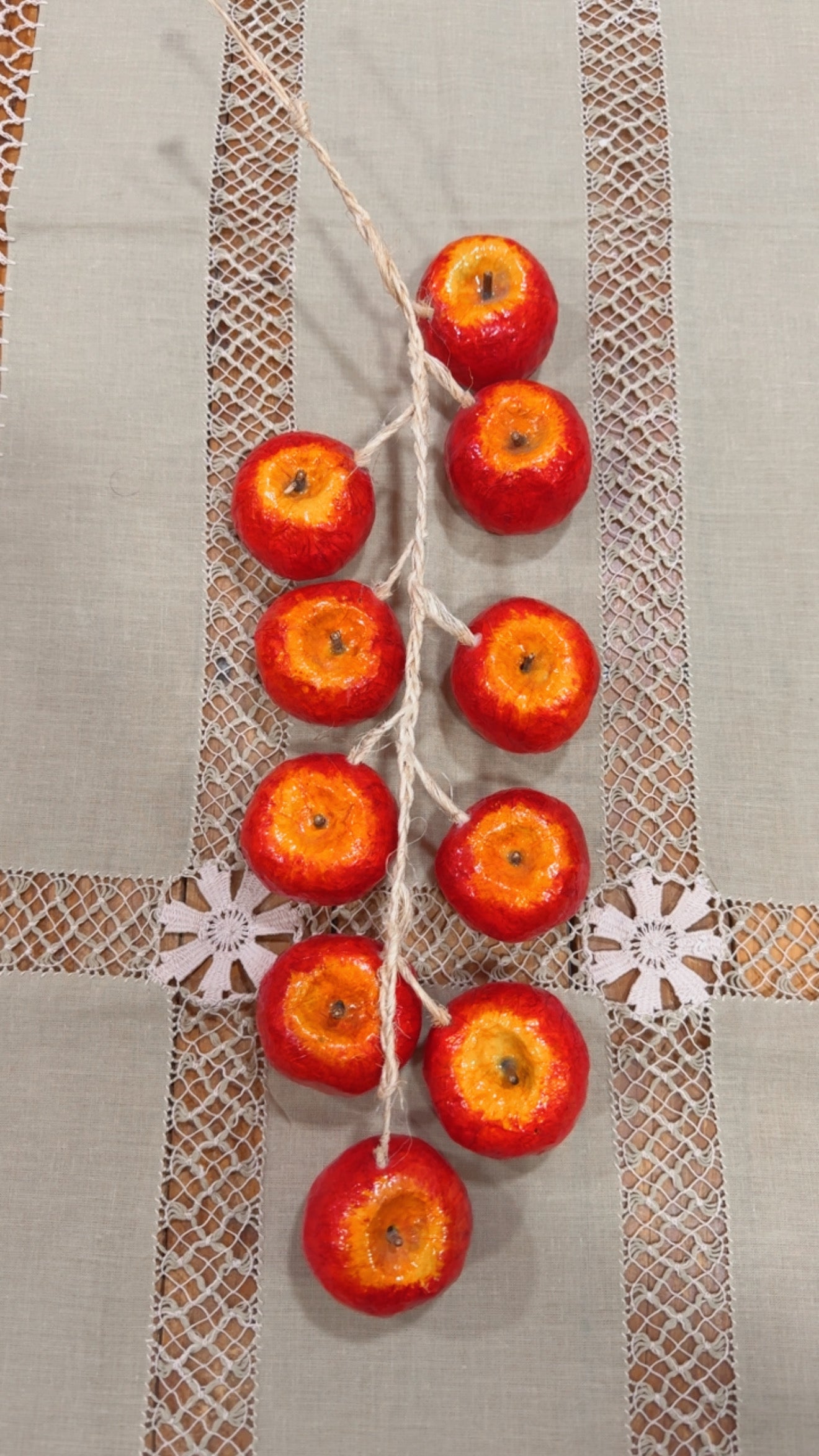 Ristra de manzanas de papel maché