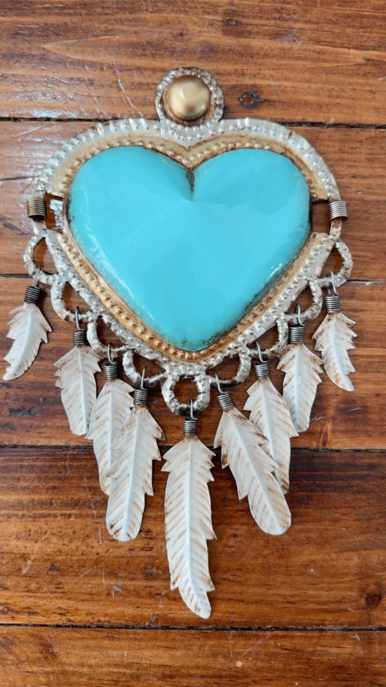 Corazón de latón turquesa plumas