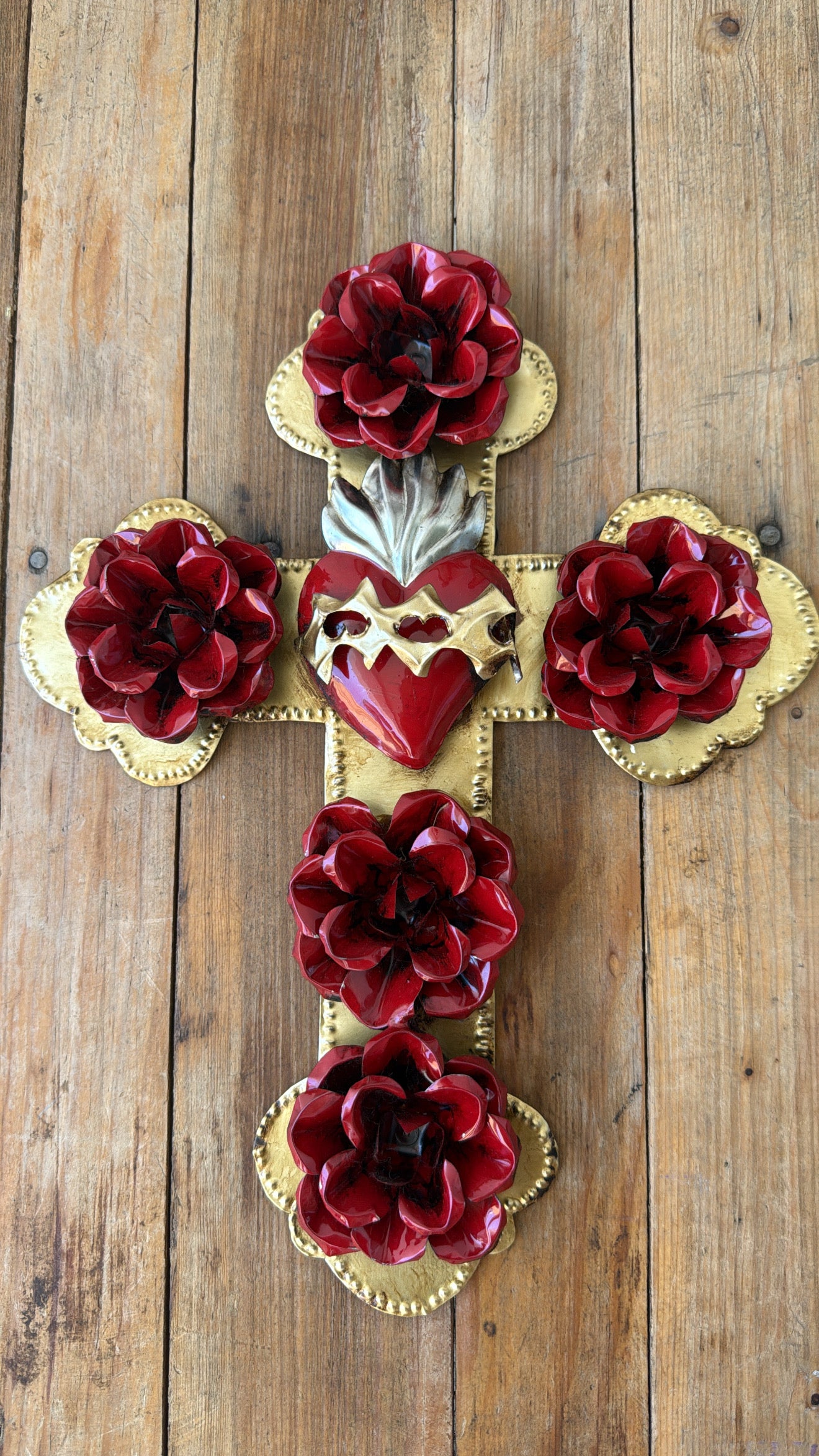 Cruz con corazón de latón Rosas