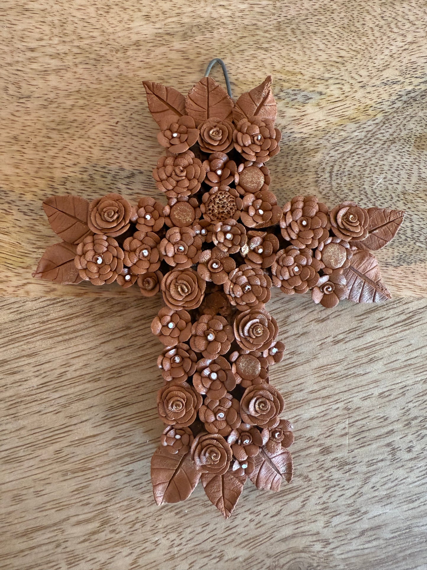 Cruz de barro natural colección amor eterno