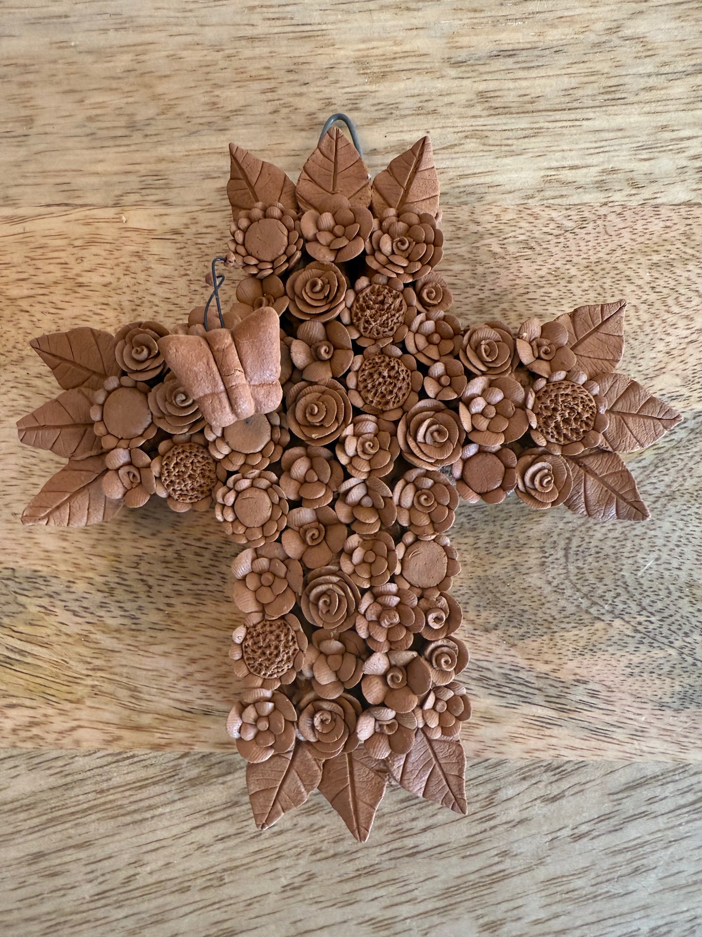 Cruz de barro natural con mariposa colección amor eterno