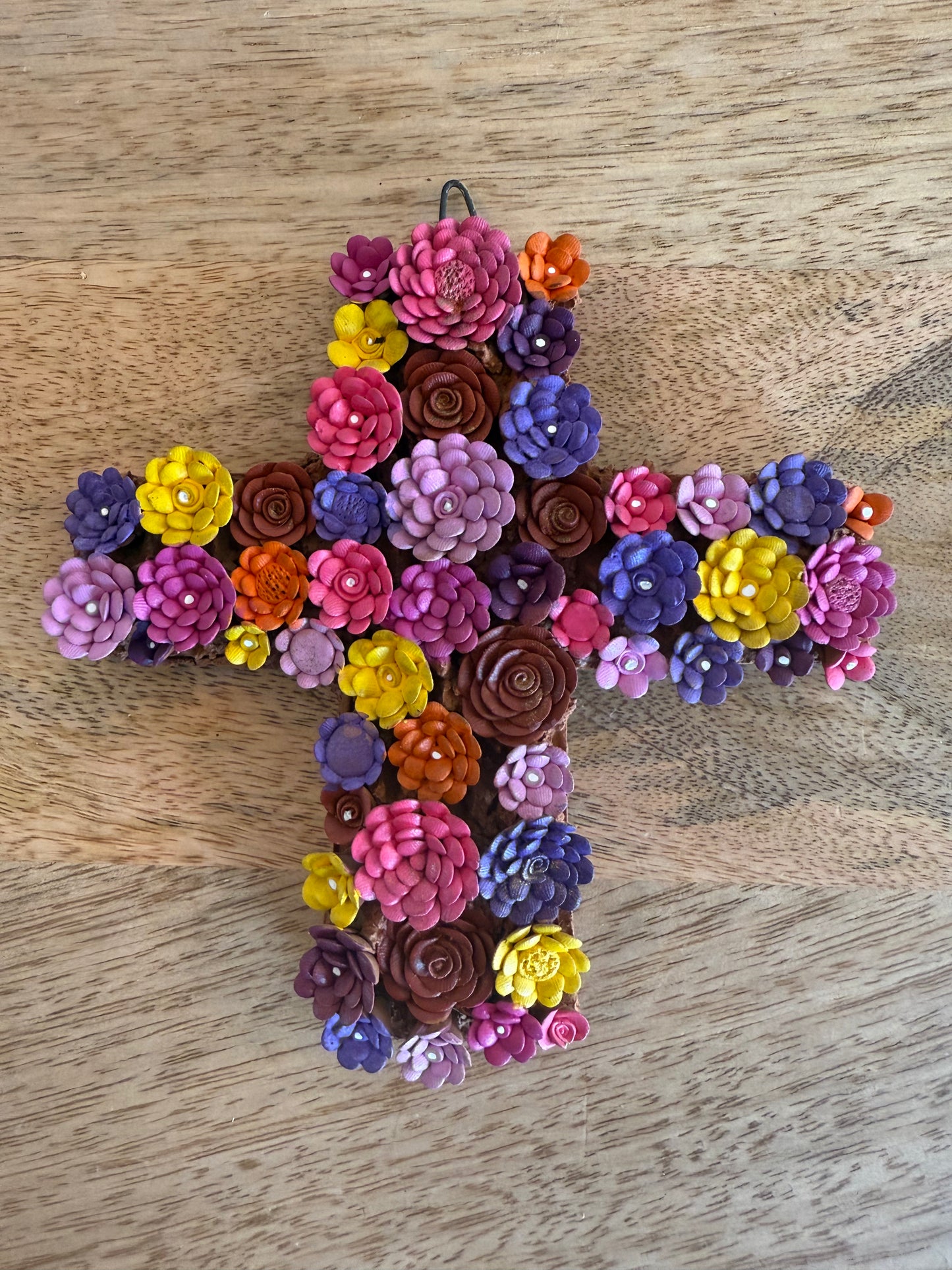 Cruz de barro de comores con mariposa colección amor eterno