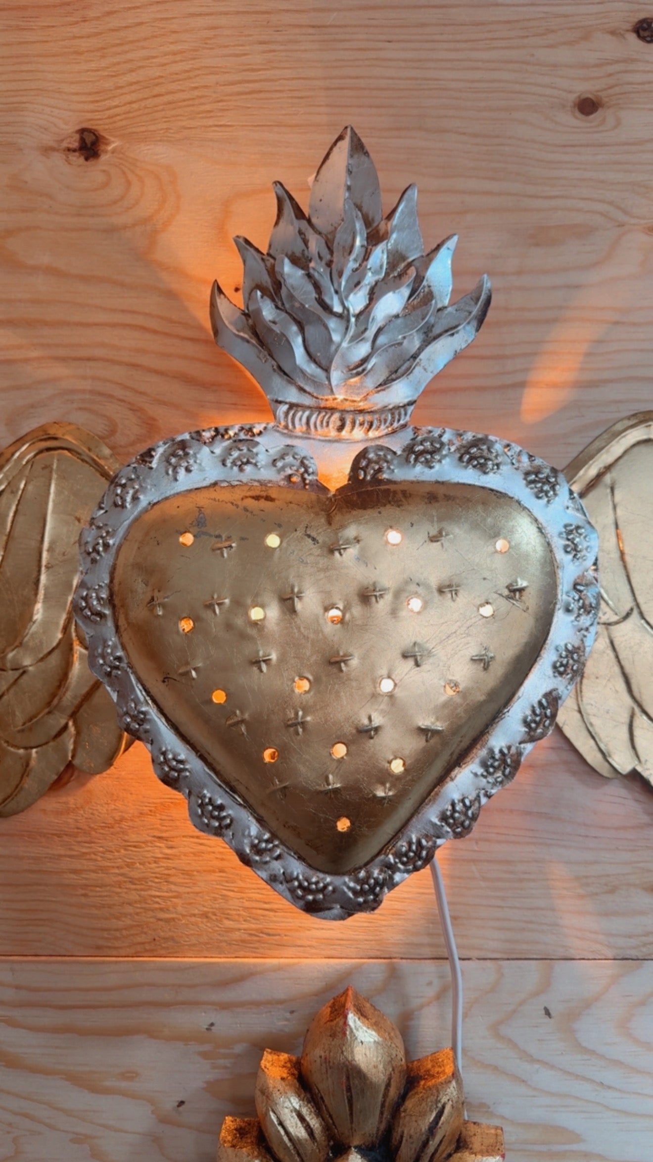 Lámpara de latón corazón alas extendidas dorado con plata
