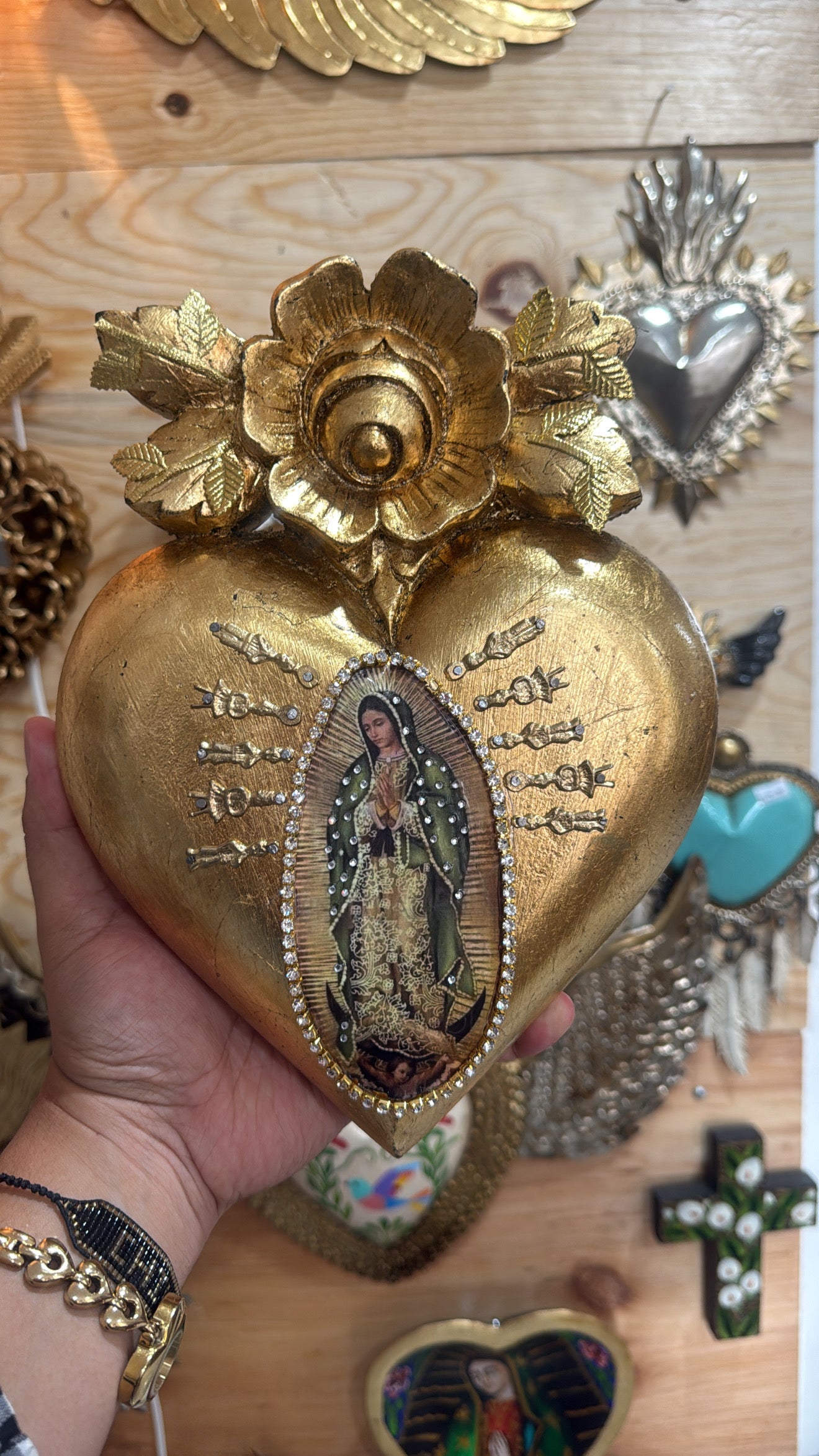 Corazón de madera Virgen con diamantes