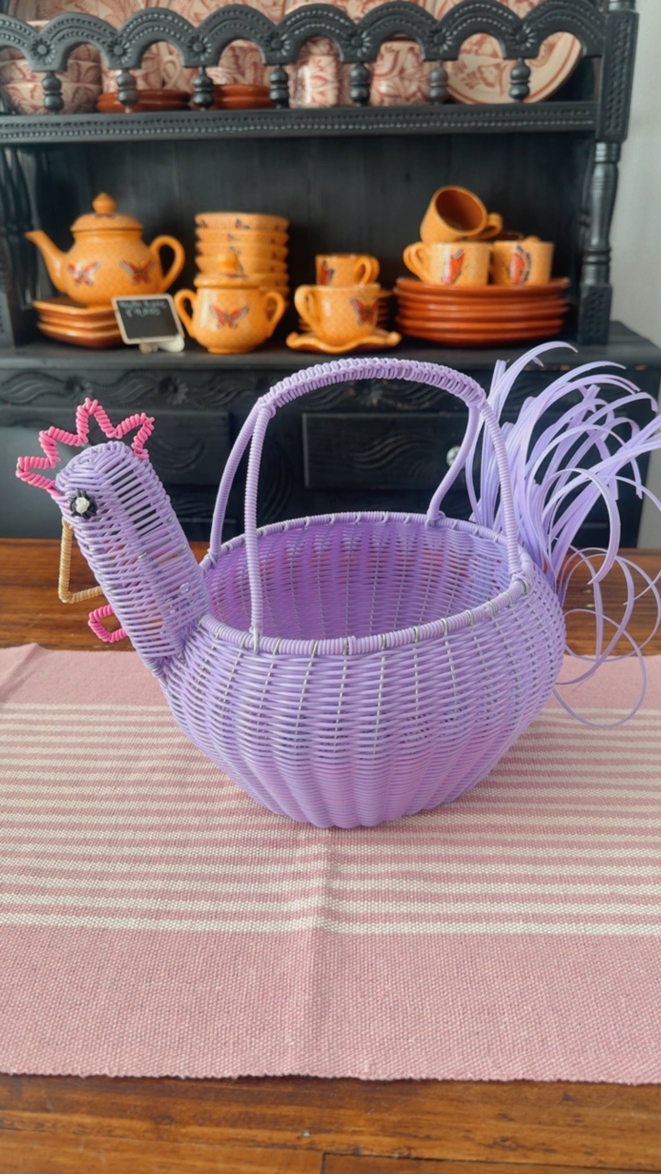 Gallina lila huevera modelo PNG