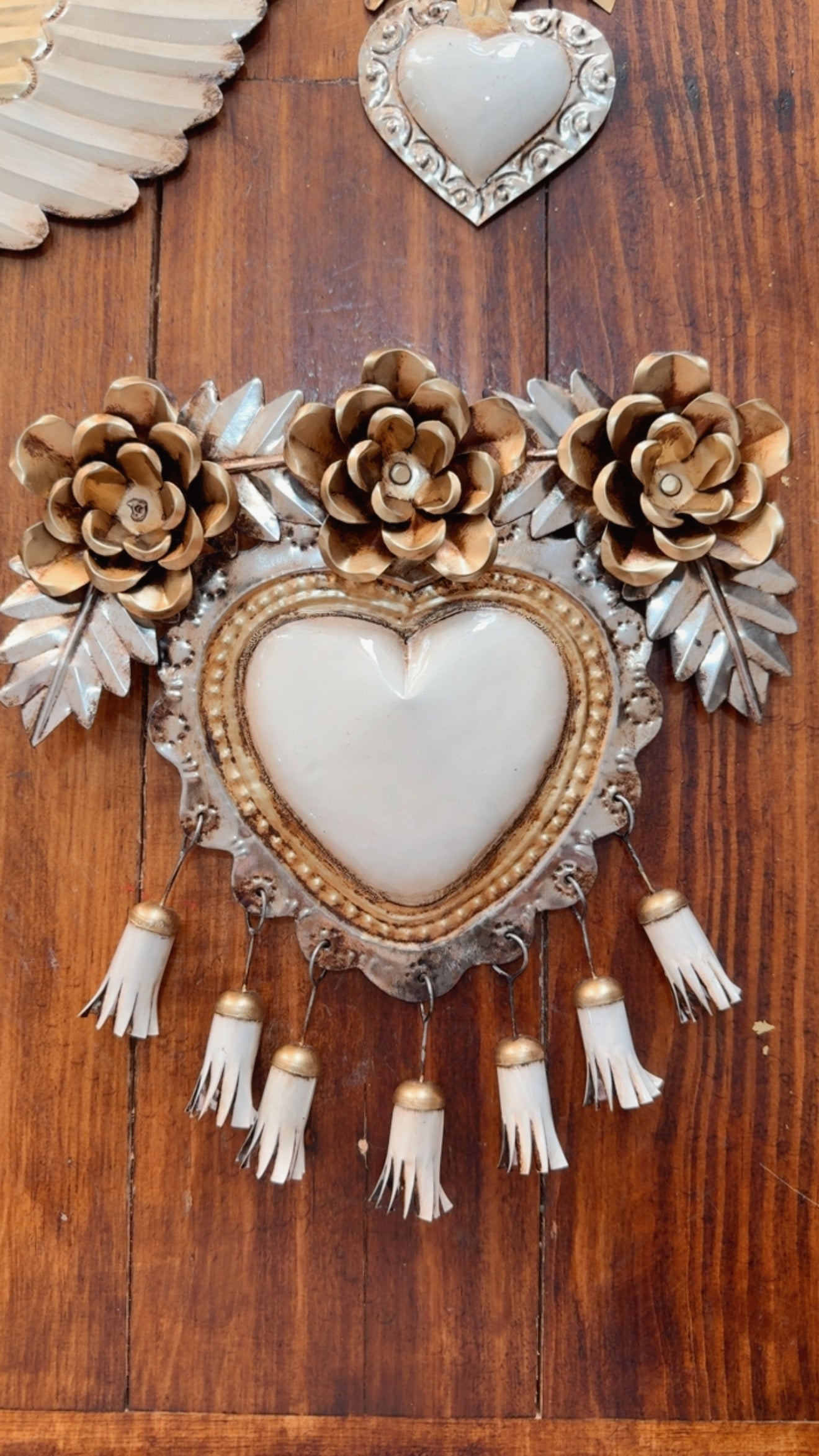 Corazón de latón rosas y borlas blancas