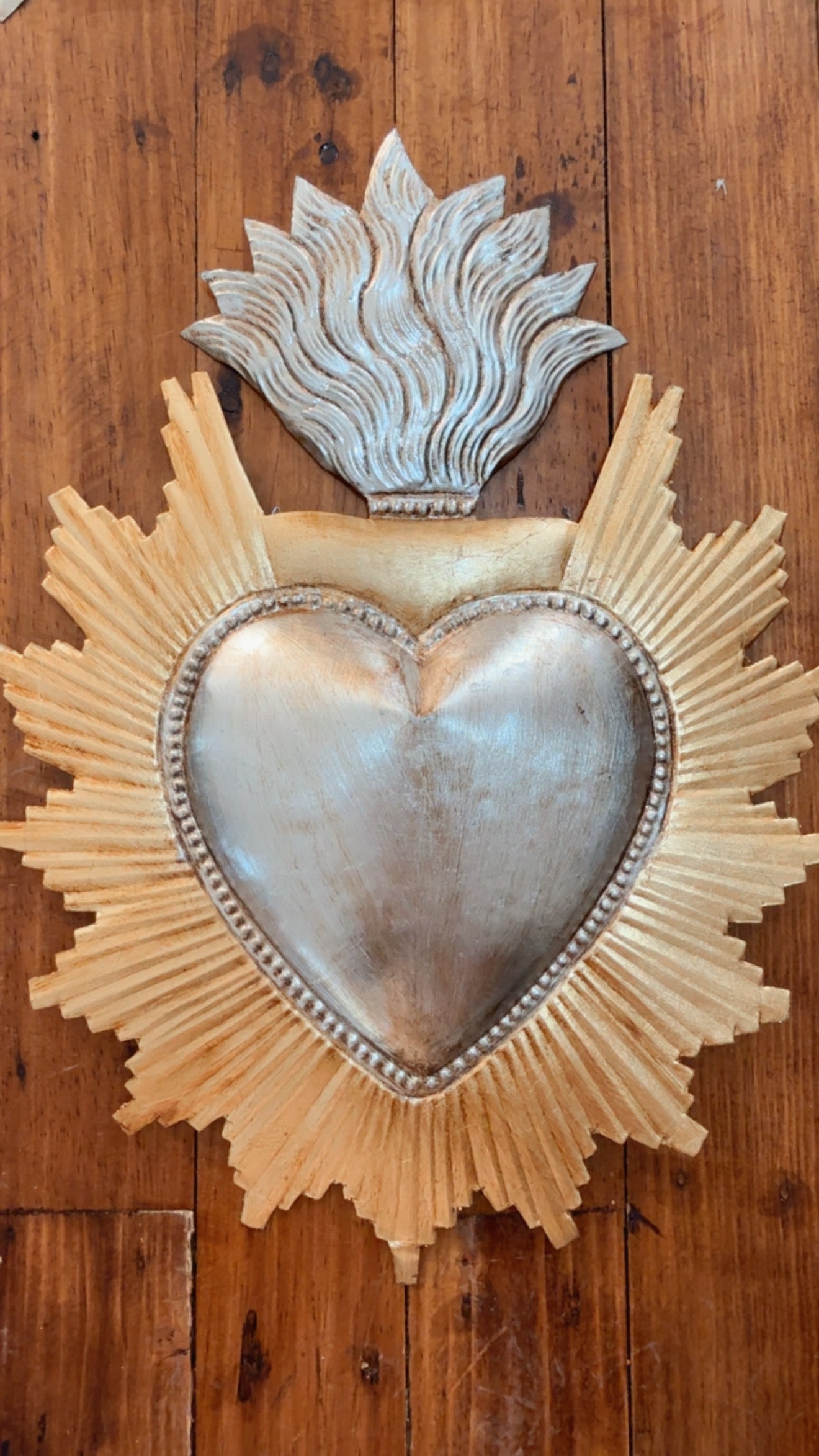 Corazón de latón resplandor dorado
