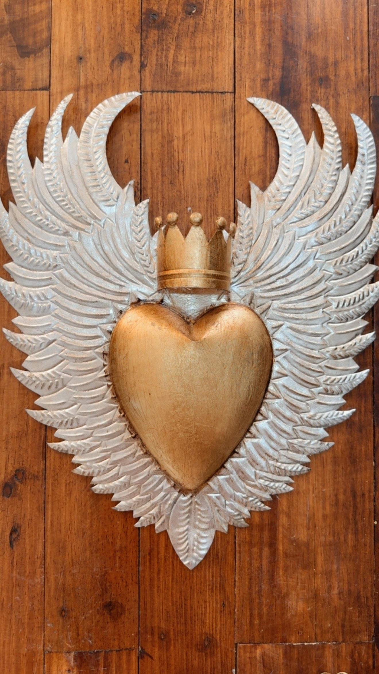 Corazón de latón alas plata corona