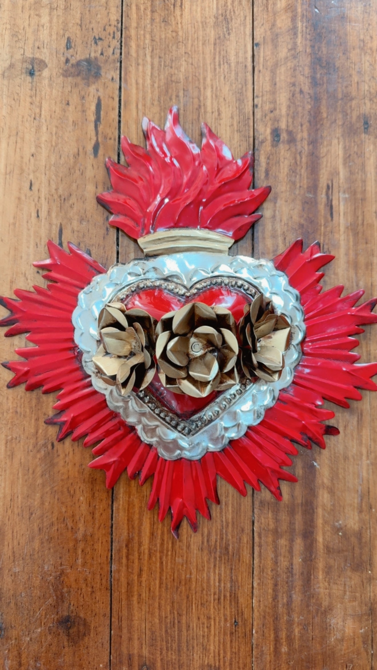Corazón de latón rojo con rosas