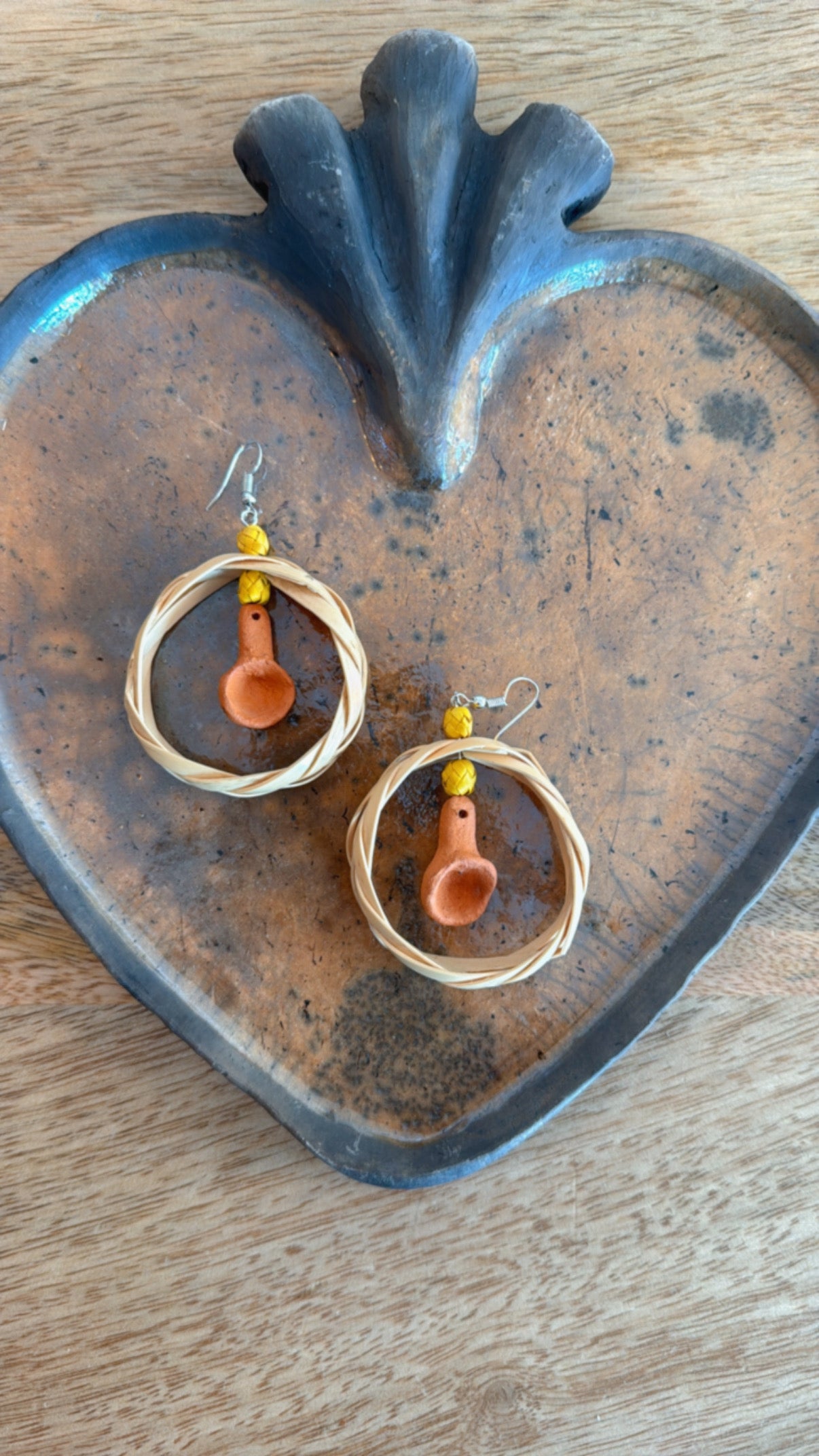 Aretes de cuchara de barro con carrizo joyería