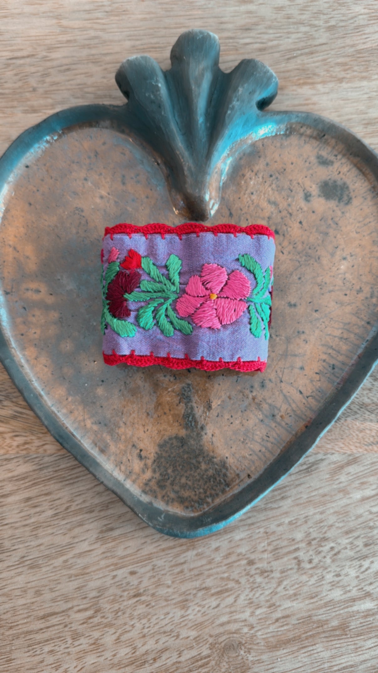 Pulsera lila bordada a mano joyería