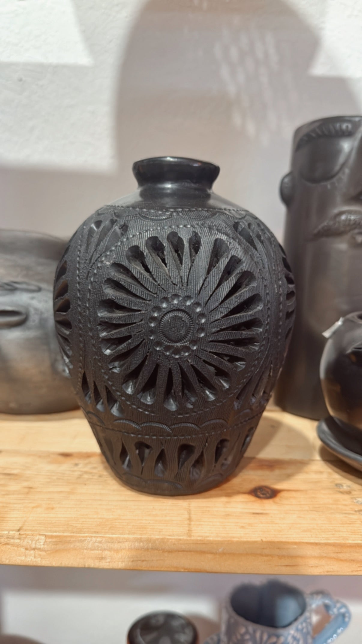 Jarroncito barro negro calado