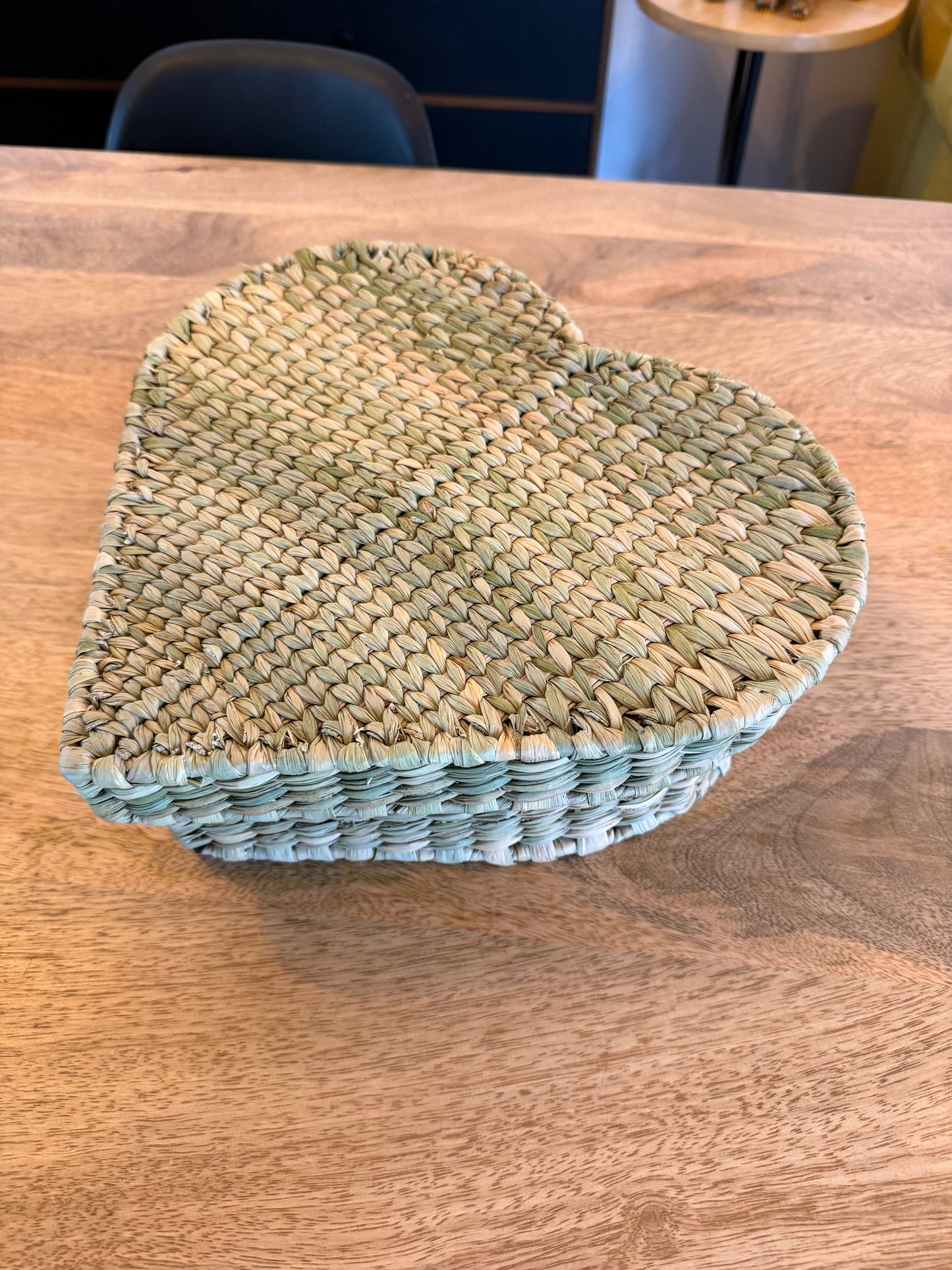 Cesto de corazón con tapa de chuspata