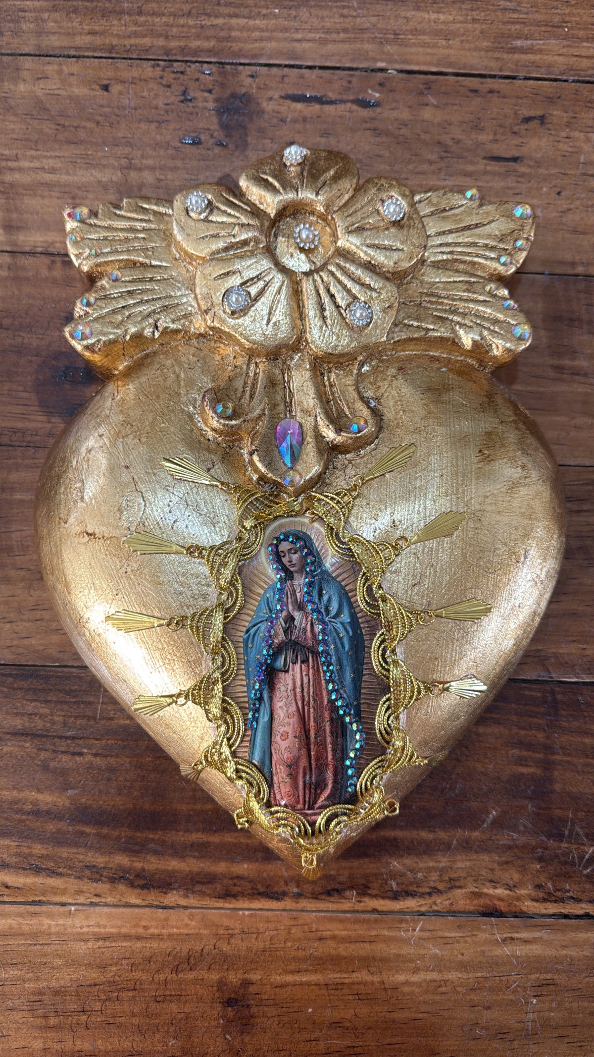 Corazón de madera Virgen con diamantes
