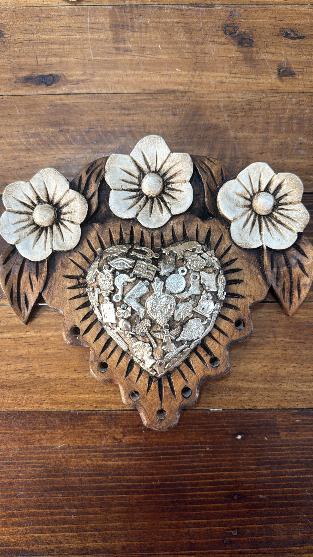 Corazón blanco con 3 flores de madera