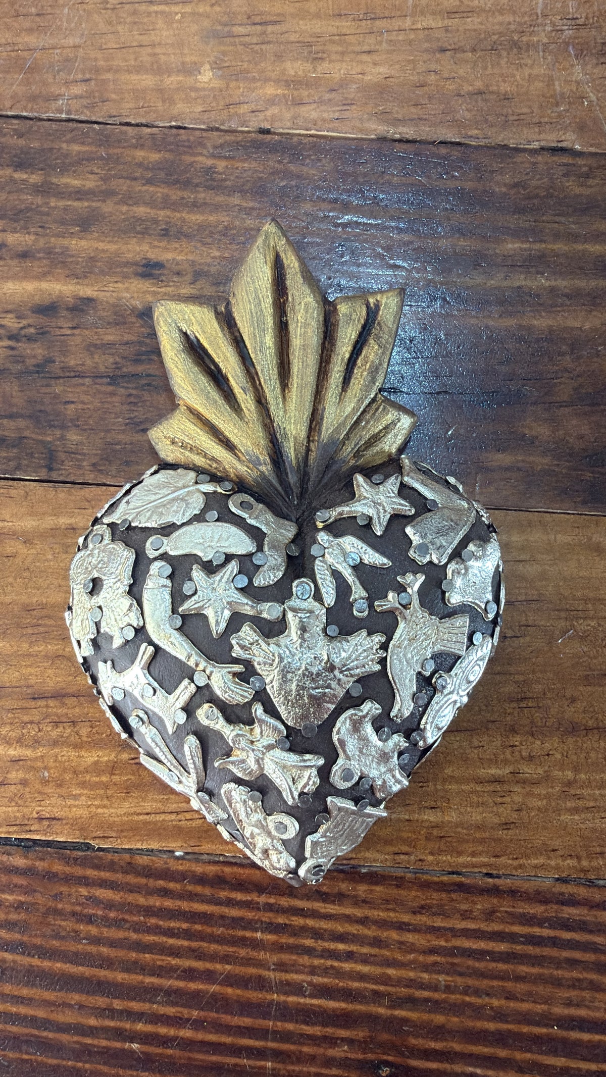 Corazoncito cafecito de madera al natural resplandor dorado